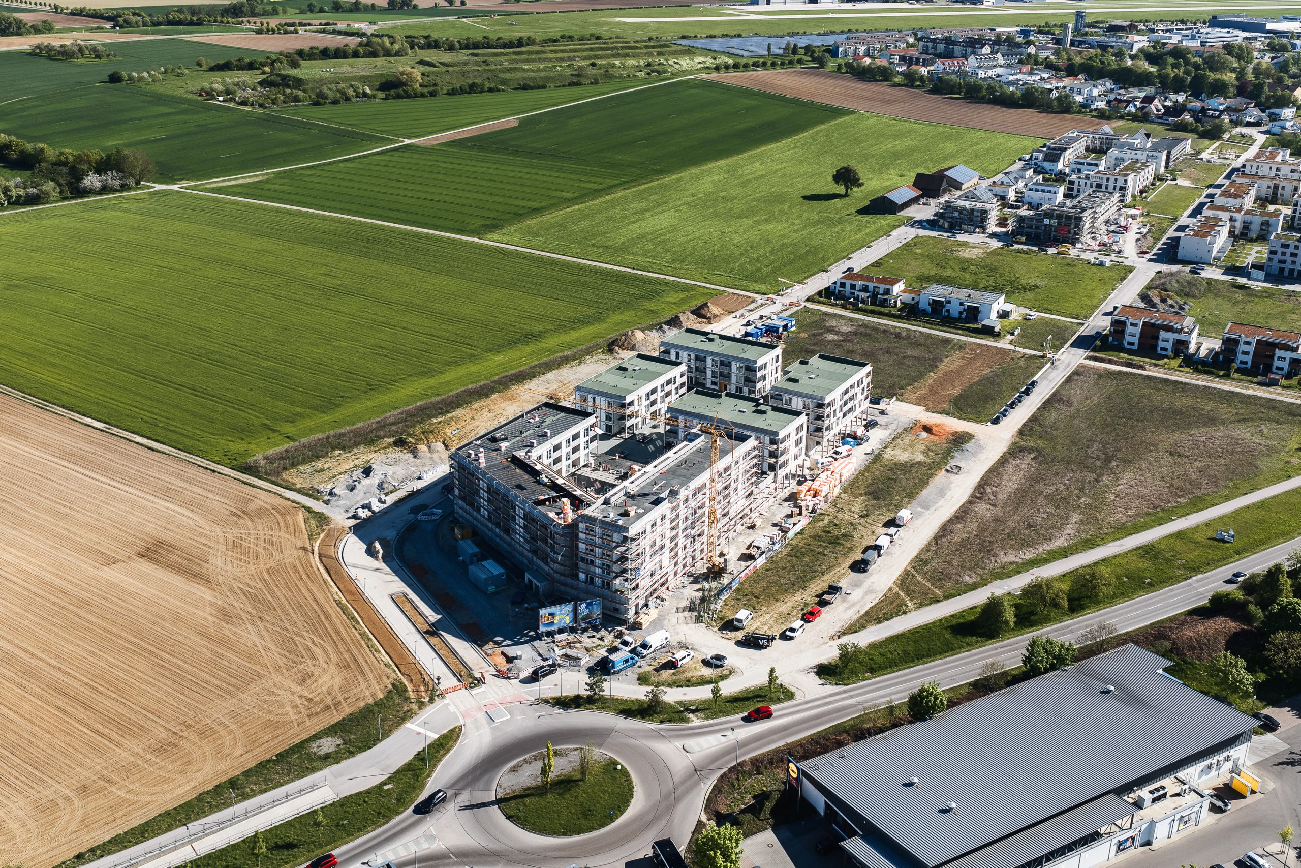 Schräge Drohnenansicht des gesamten Neubauquartiers GWG Schenkenhöhe