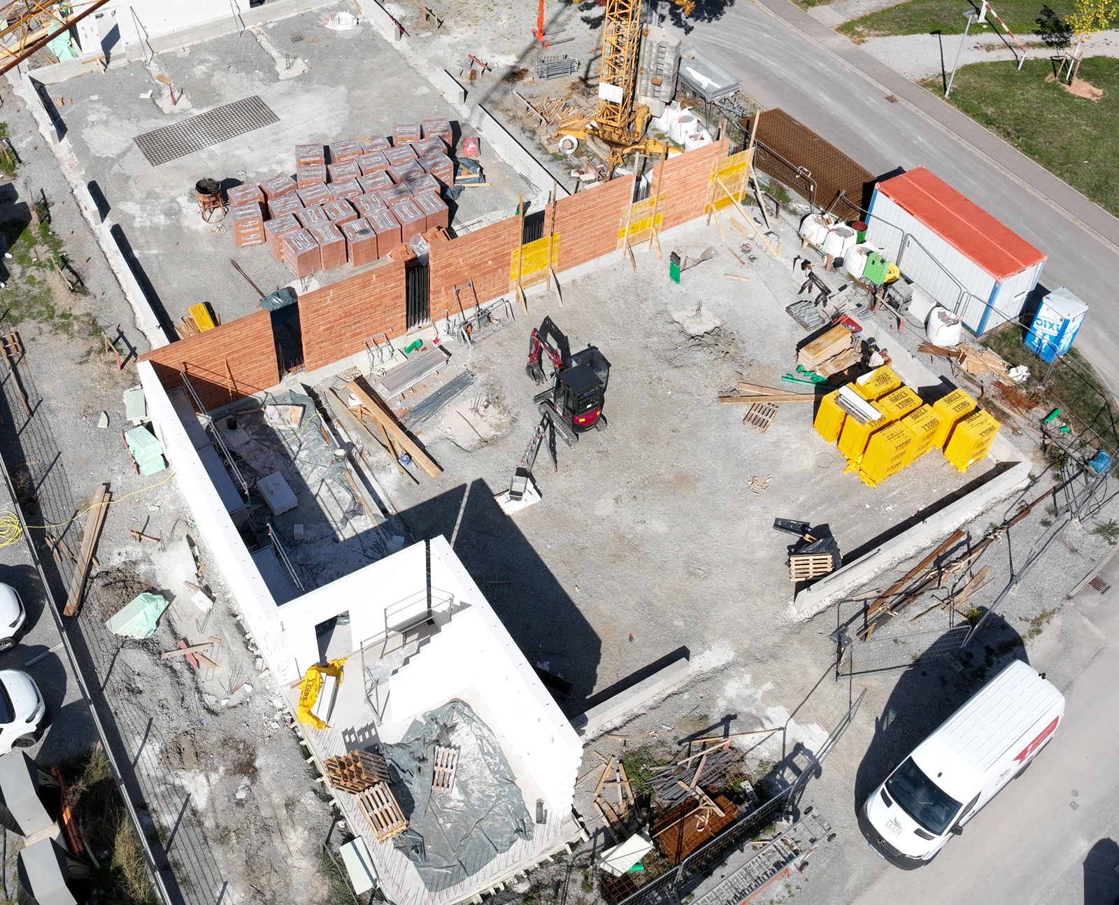 Mauerwerk und Wandöffnungen am MAM-Neubau in Sulzdorf am 28. September 2026