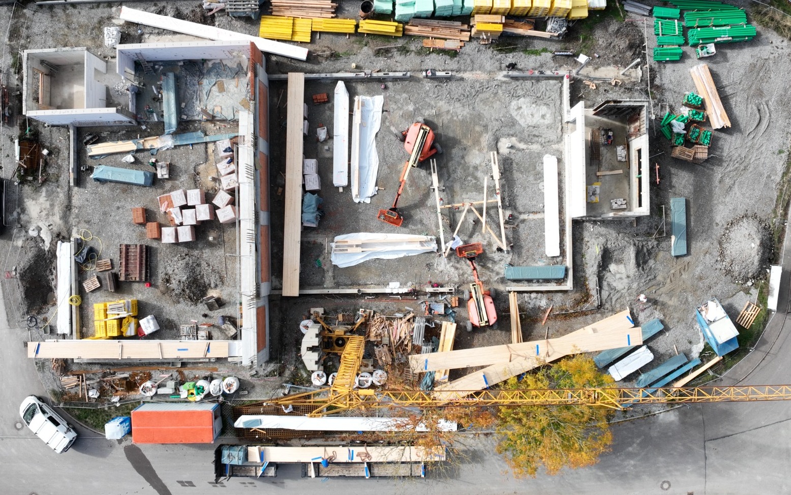 Hallenbauteile und Baustelle aus der Vogelperspektive in Sulzdorf am 12. Oktober 2026