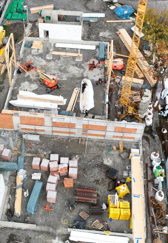 Angelieferte Bauteile und fortschreitender Hallenbau in Sulzdorf am 13. Oktober 2026